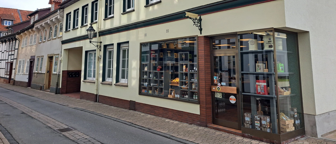 Außenfassade vom Genuss Kontor Einbeck Helle Außenfassade des Genuss Kontor Einbeck mit Schaufenster und Eingangstür.