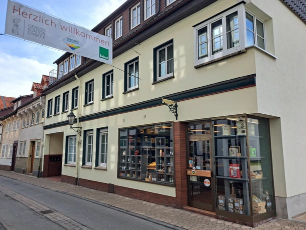 Außenfassade vom Genuss Kontor Einbeck Helle Außenfassade des Genuss Kontor Einbeck mit Schaufenster und Eingangstür.