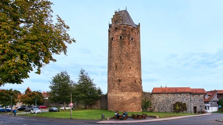 Fritzlar GrauerTurm_2021 (B) 16-9 StadtmarketingFritzlar_CC-BY-SA.jpeg Auf dem Foto ist der Graue Turm zu sehen. Er hat nach Süden eine gerade Mauer und ist zu den anderen Seiten halbrund. Er ist einer von zahlreichen Türmen rund um Fritzlar und ein Bestandteil der Stadtmauer.