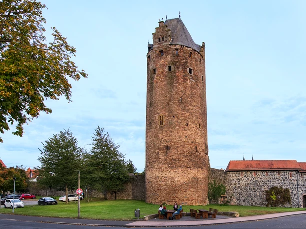 Fritzlar GrauerTurm_2021 (B) 16-9 StadtmarketingFritzlar_CC-BY-SA.jpeg Auf dem Foto ist der Graue Turm zu sehen. Er hat nach Süden eine gerade Mauer und ist zu den anderen Seiten halbrund. Er ist einer von zahlreichen Türmen rund um Fritzlar und ein Bestandteil der Stadtmauer.