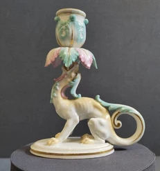 Nicht gesucht, aber gefunden_Ausstellung (c) Domschatzkammer Aachen.jpg Drachenfigur aus bunt bemaltem Porzellan.