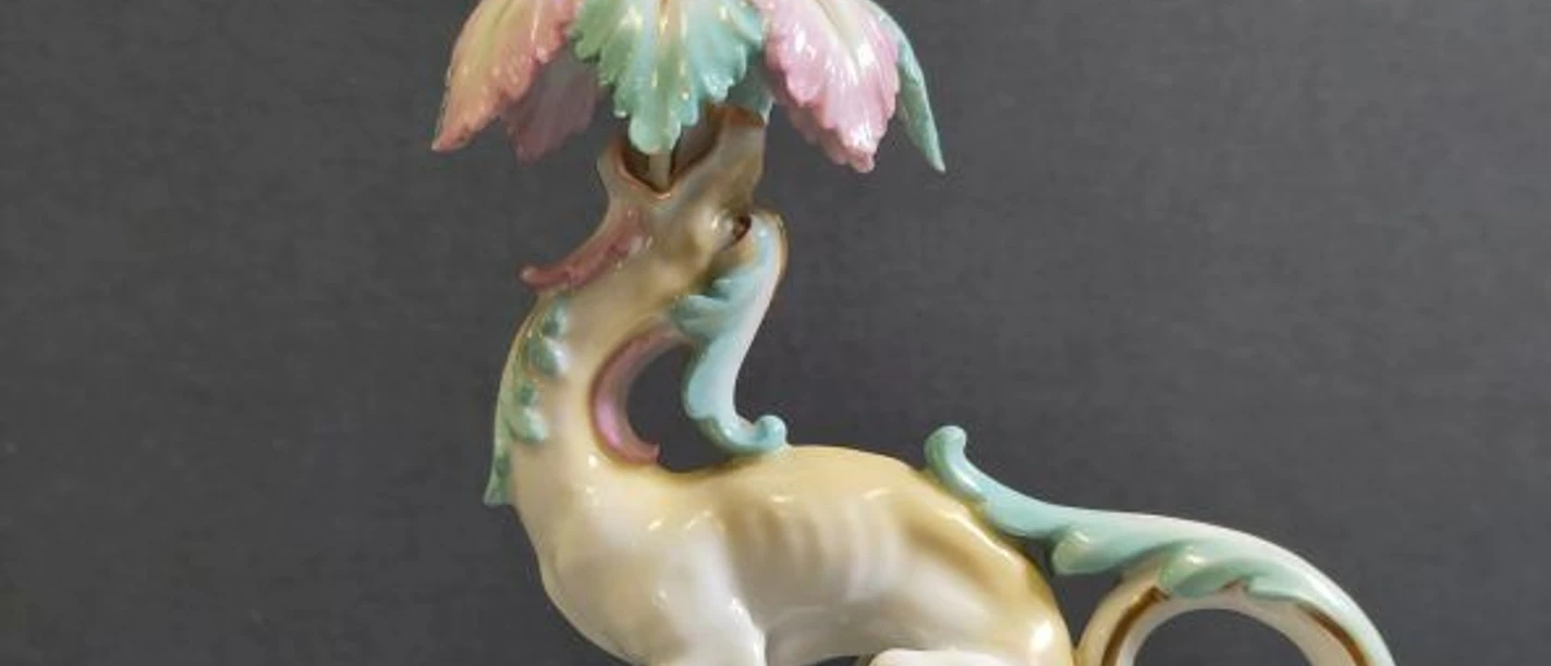 Nicht gesucht, aber gefunden_Ausstellung (c) Domschatzkammer Aachen.jpg Drachenfigur aus bunt bemaltem Porzellan.