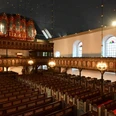 DSC_2102_2.jpg Historischer Innenraum der St. Severi Kirche mit prächtiger Orgel, dunklen Holzbänken und Empore.