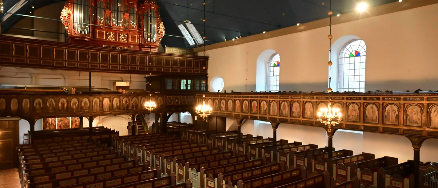 DSC_2102_2.jpg Historischer Innenraum der St. Severi Kirche mit prächtiger Orgel, dunklen Holzbänken und Empore.