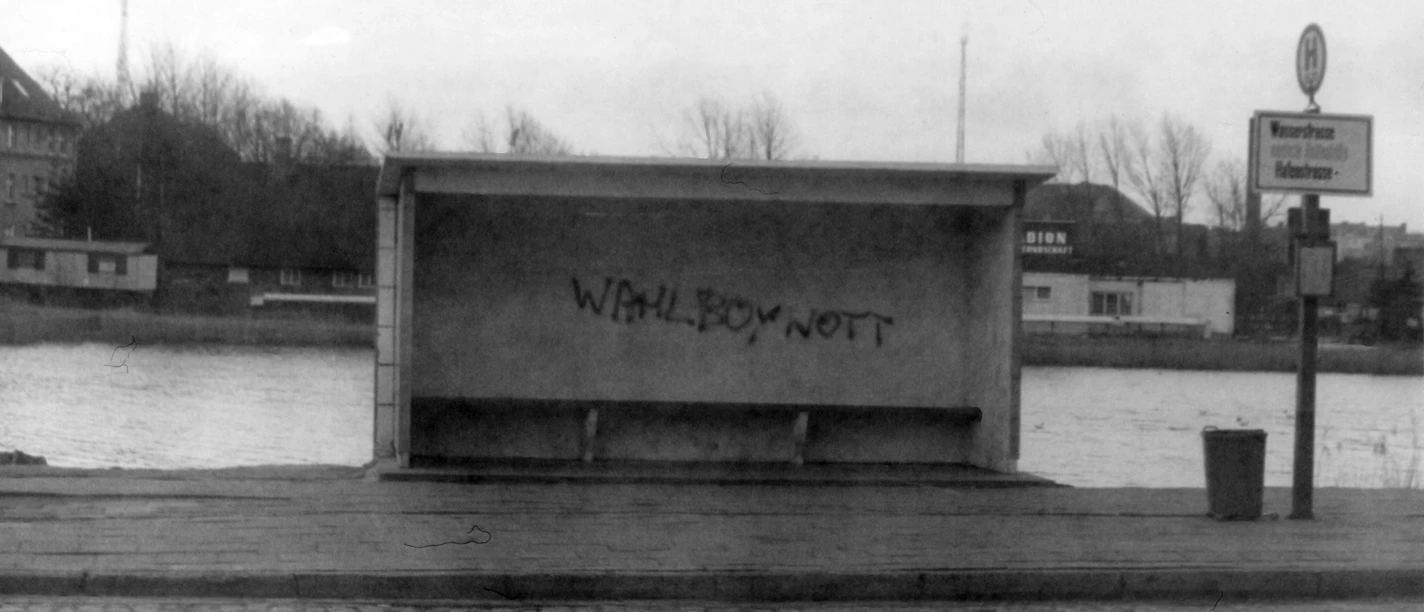 Losung an einer Bushaltestelle in Stralsund im Frühjahr 1989