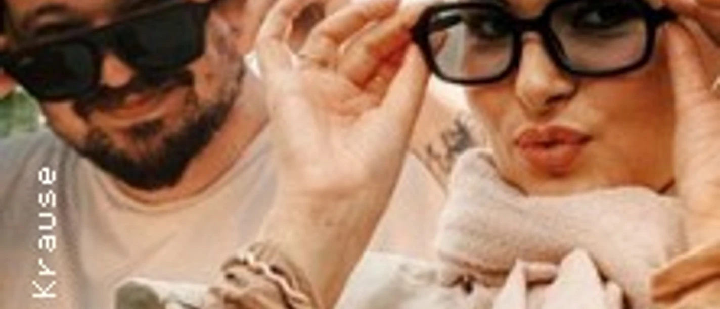 Marie-Claire und Rafael posieren mit Sonnenbrillen, eine Hand formt ein OK-Zeichen.