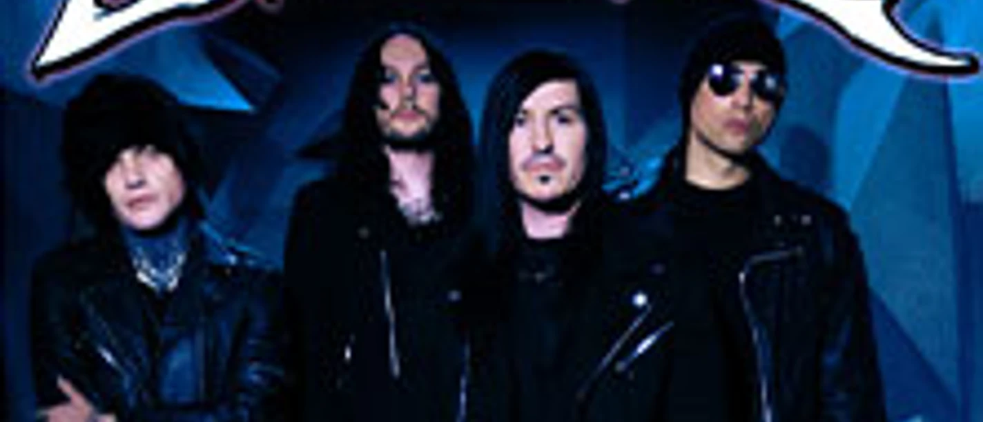 Vier dunkel gekleidete Musiker vor blauem Hintergrund unter dem Schriftzug Escape the Fate