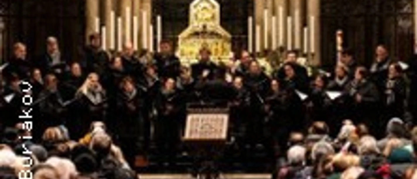 Chor vor Altar im Dom, Publikum sitzt in Reihen bei einem festlichen Konzert.