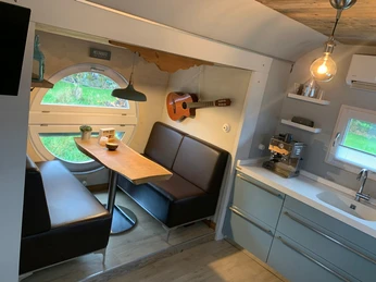 Zirkuswagen Leo_Innen_küche.jpg