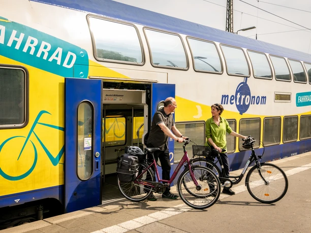 HRUE_Dominik Ketz_ÖPNV Anreise per metronom.jpg