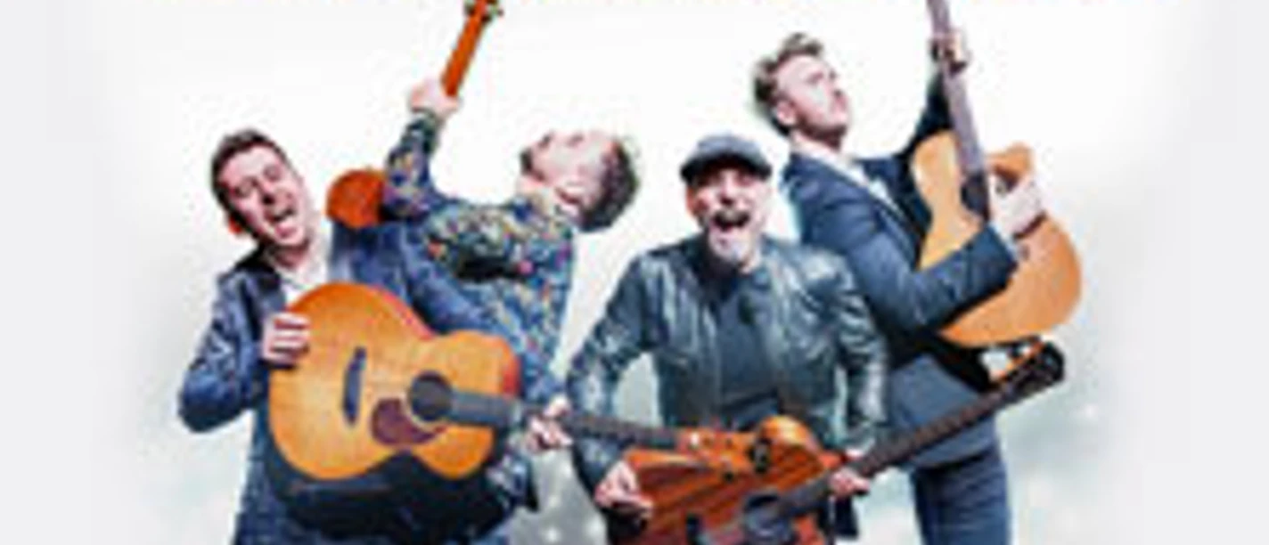 Vier Gitarristen posieren mit Akustikgitarren vor dem 40Fingers‑Schriftzug und Eventtitel.