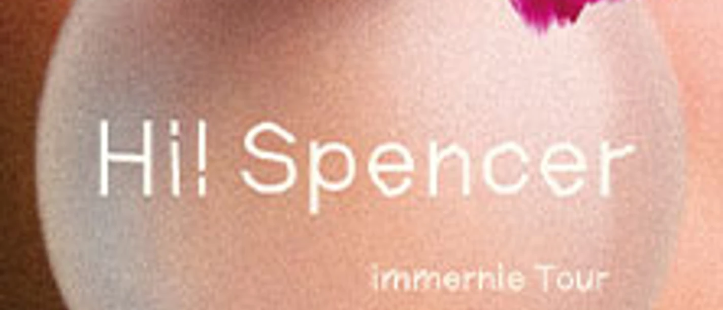 Große Kaugummiblase mit Schrift Hi! Spencer und pinken Farbakzenten im Hintergrund