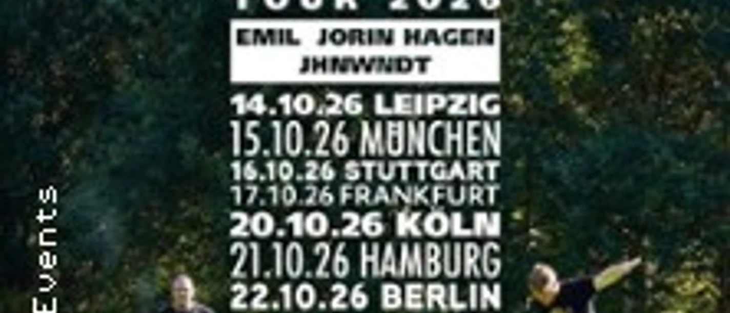 Vier Personen posieren im grünen Park neben einem Baum, ergänzt durch eingeblendete Tourdaten.