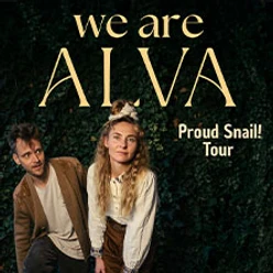 Zwei Musiker vor dunklem Hintergrund mit Schriftzug zur Proud Snail Tour von We Are Alva