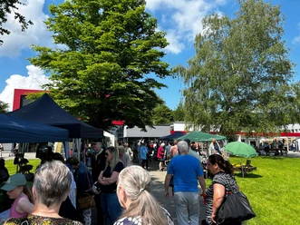 Besucher auf dem DIY-Markt im Kurpark Bad Soden-Salmünster