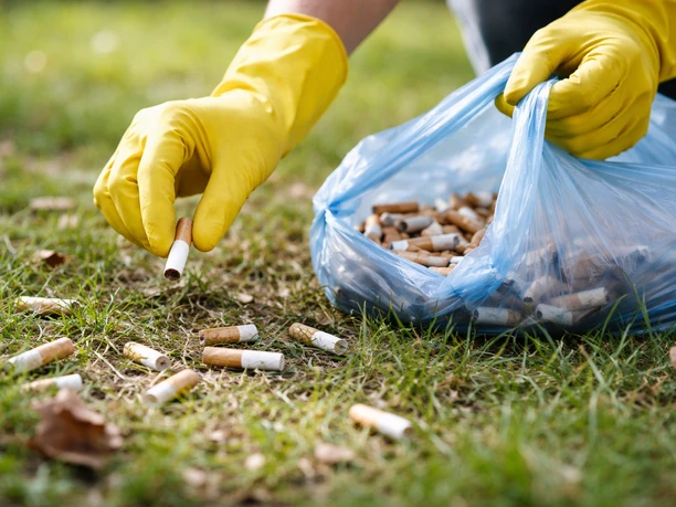 Zigarettenstummel sammeln im Gras.png Zigarettenstummel sammeln