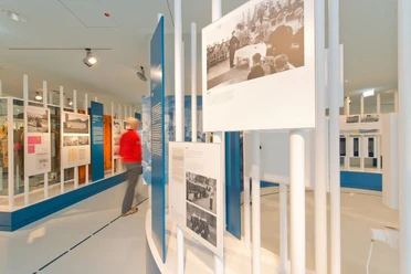 Bestimmung Herrenmensch_Ausstellung Vogelsang IP (c) Roman Hövel.jpg Ein heller Ausstellungsraum mit Infotafeln, die sowohl Text als auch Bilder zeigen.