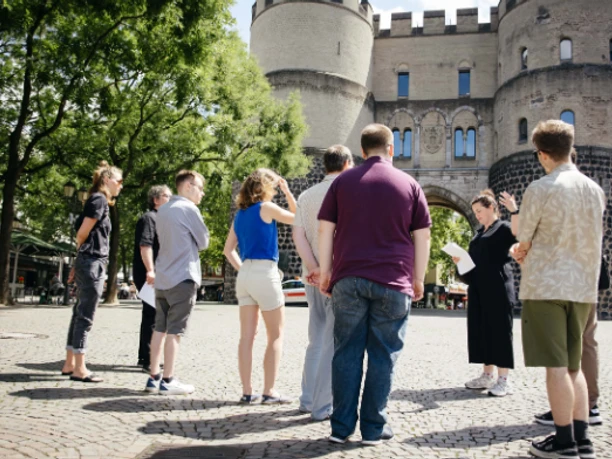 Stadtspaziergang2 Gruppe bei einer Stadtführung vor der Eigelsteintorburg in Köln