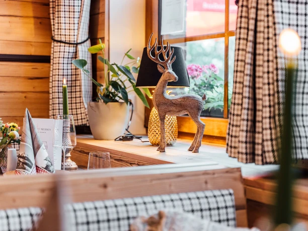 Gasthof Neuhaus Gaststube Dekoration Hirsch.jpg Blick in die Gaststube im Gasthof Neuhaus