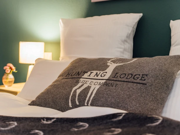 Gasthof Neuhaus Hotelbett.jpg Blick auf das Bett im Gasthof Neuhaus