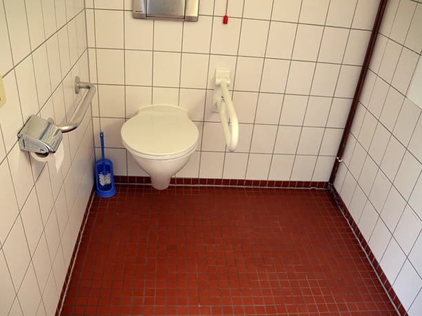 Öffentliches Behinderten-WC an Tourist-Info in Mardorf.JPG