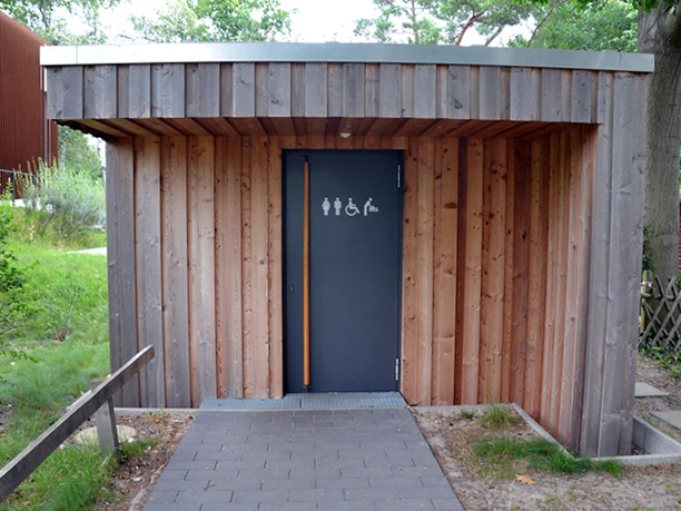 WC am Naturparkhaus Mardorf (Nordufer)_außen.JPG