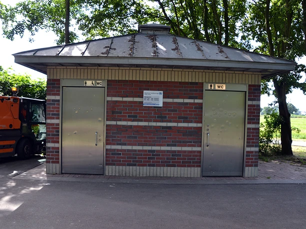 WC Lütje Deile_außen.JPG