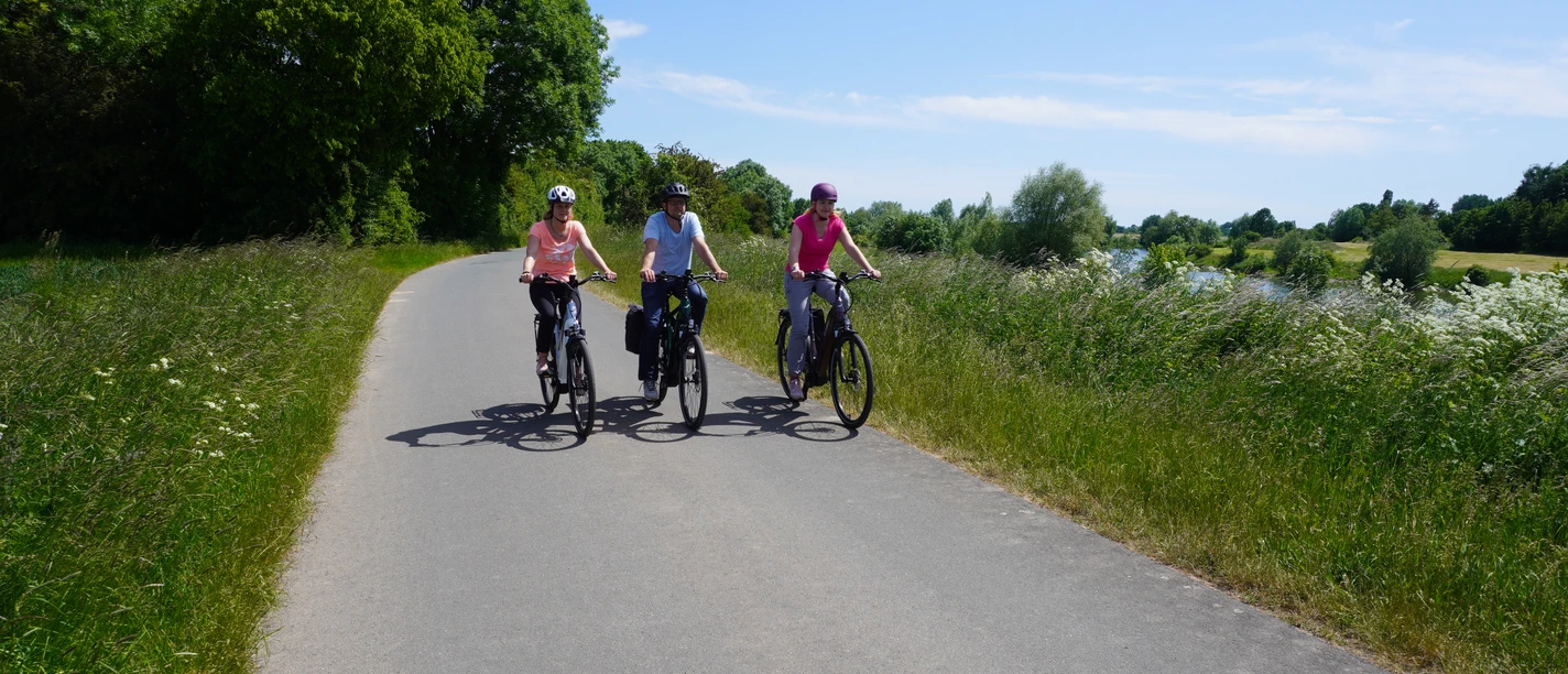 Fahrradtour Steinhuder Meer bis zur Weser Drei Radfahrer die in der Natur einen Weg entlang fahren