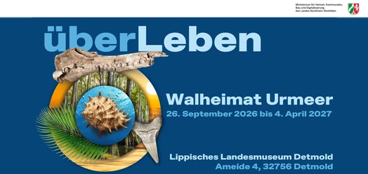 Ausstellungsplakat überLeben – Walheimat Urmeer mit Fossil, Muschel, Hai-Zahn und Mangroven