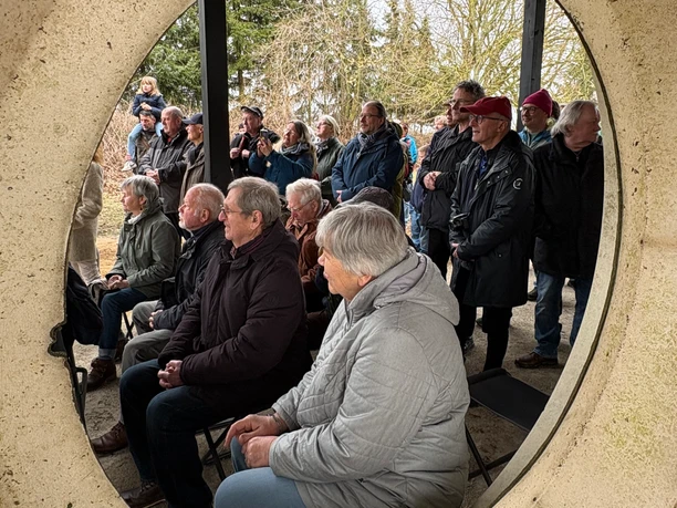 Blick durch die DDR-Hoheitssäule auf das Publikum