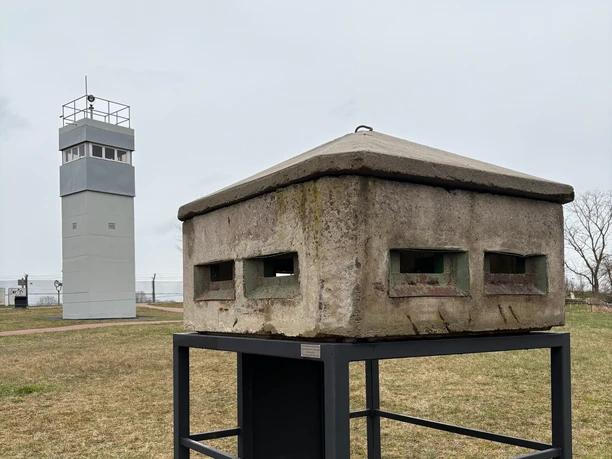 Beobachtungsbunker und sanierter Wachturm auf dem Außengelände