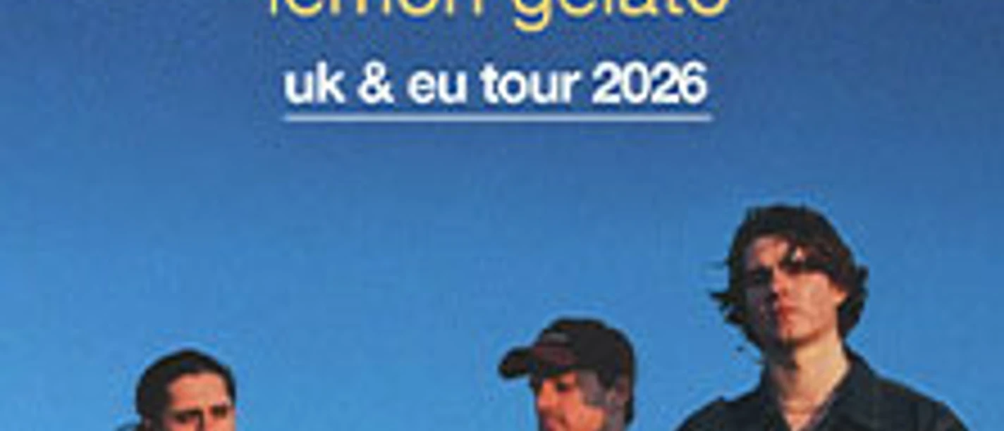 Drei Personen stehen vor blauem Himmel mit Schrift zu Cassia lemon gelato Tour 2026.