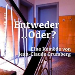 Treppenhaus mit orange gefliesten Wänden und eingeblendetem Titel der Komödie