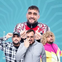 Vier humorvolle Figuren in unterschiedlichen Outfits vor blauem Hintergrund.