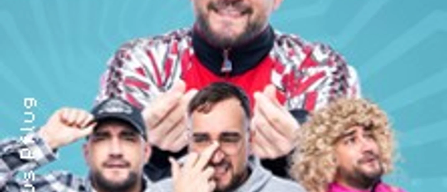 Vier humorvolle Figuren in unterschiedlichen Outfits vor blauem Hintergrund.