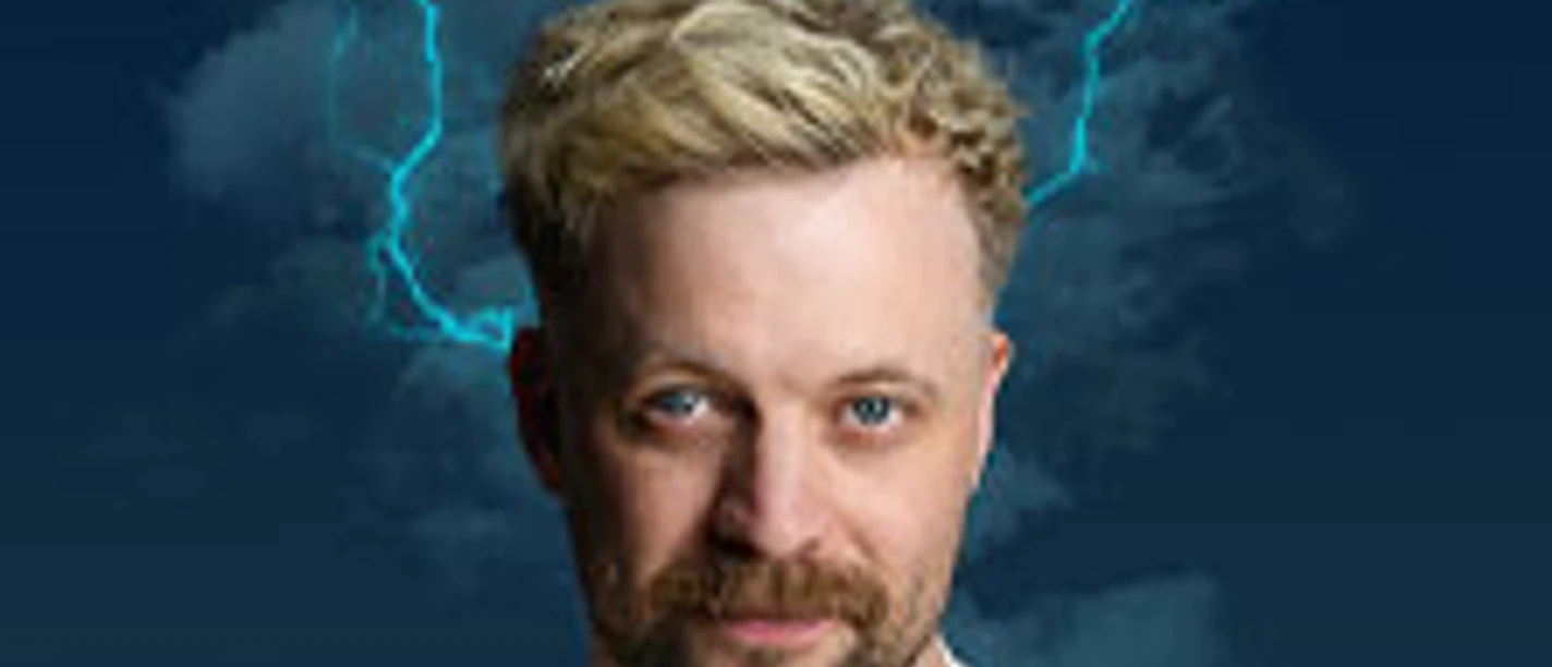 Porträt eines Mannes vor dunklem Hintergrund mit Schrift Thomas Green Brainstorm und Blitzen