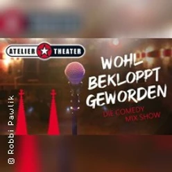 Mikrofon auf Bühnenpodest vor warmen Lichtern mit dem Schriftzug Wohl bekloppt geworden