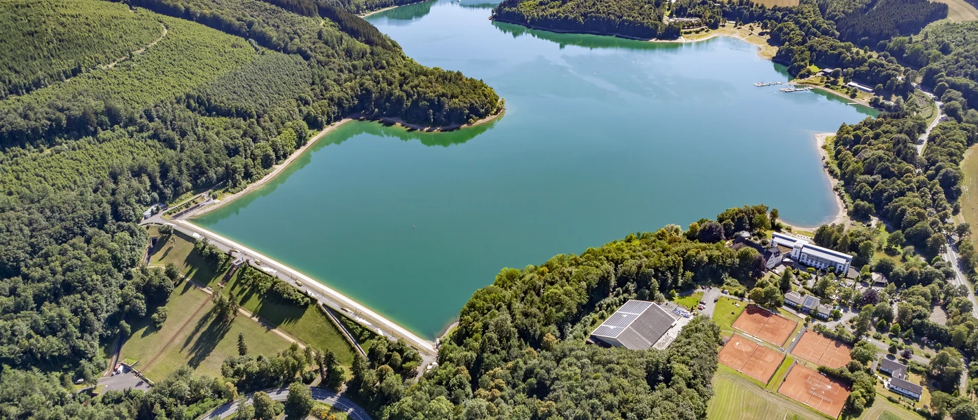 Luftbild der Hennetalsperre. Hauptbecken und Damm. Luftbild der Hennetalsperre. Hauptbecken und Damm.