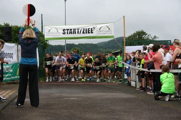 Startsignal zum 11km-Lauf im Rahmen des 13.Windecker-Sommerlaufs