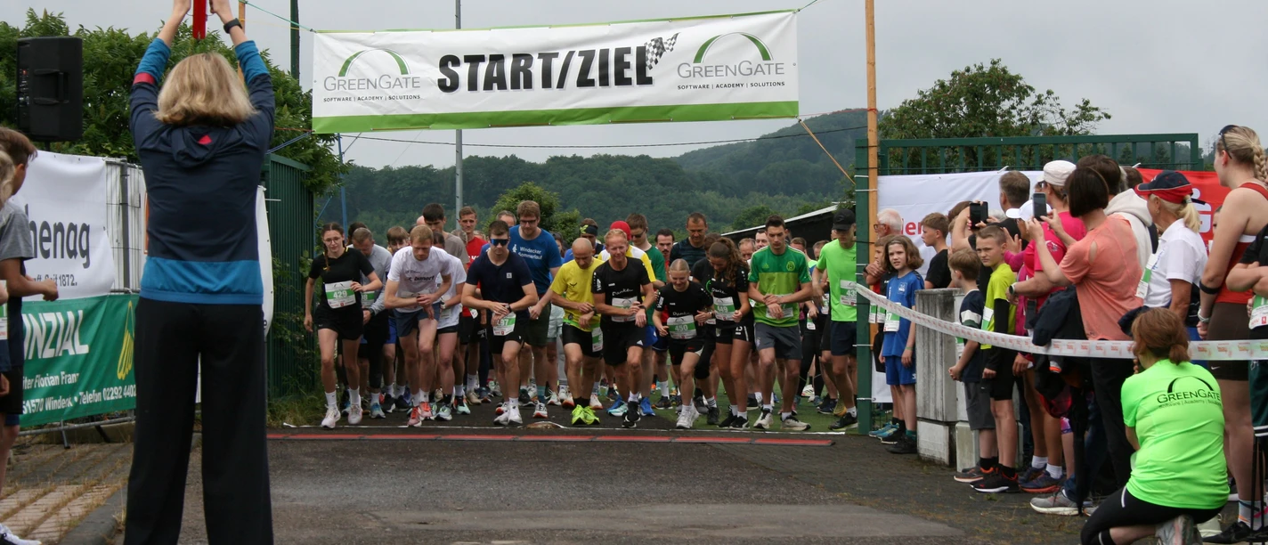 Startsignal zum 11km-Lauf im Rahmen des 13.Windecker-Sommerlaufs