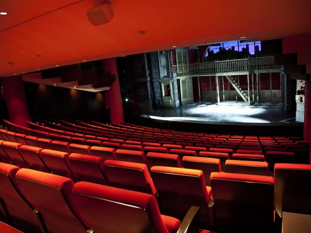 English Theatre - Saal Zuschauerraum mit roten Sitzen und Bühne