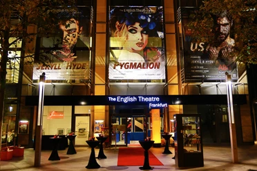 English Theatre - Eingang Eingang The English Theatre Frankfurt mit Plakaten