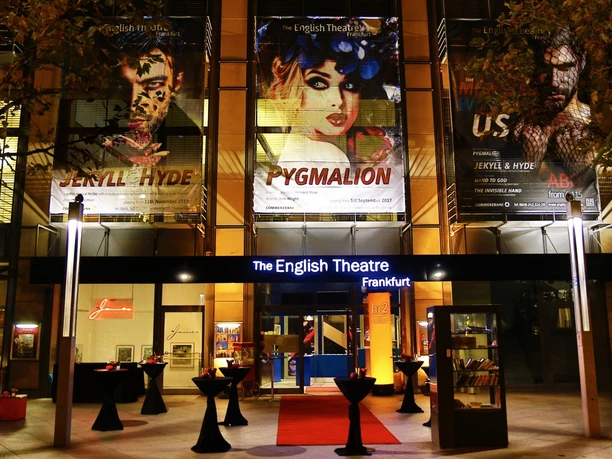 English Theatre - Eingang Eingang The English Theatre Frankfurt mit Plakaten
