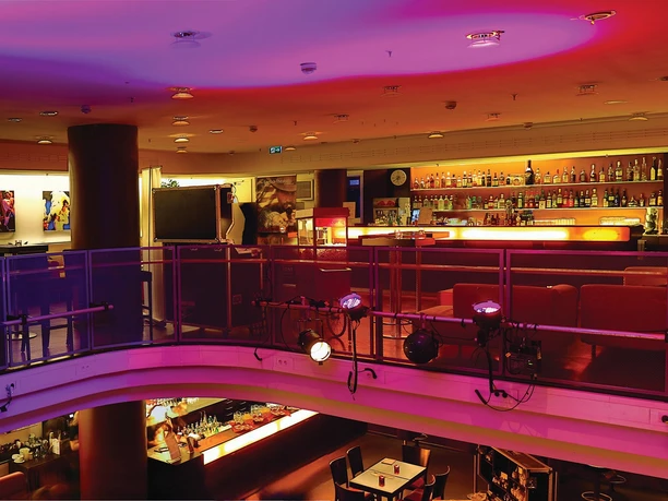 English Theatre - Theaterbar Theaterbar mit Galerie und beleuchteter Theke