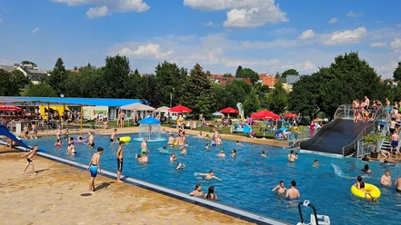 La fête de la baignade à la piscine en plein air de Geithain invite toute la famille aux plaisirs de la baignade.
