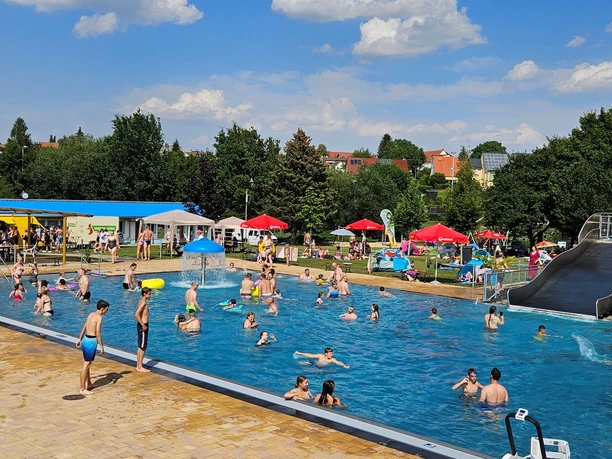 La fête de la baignade à la piscine en plein air de Geithain invite toute la famille aux plaisirs de la baignade.