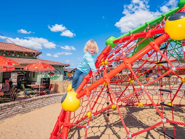 Kletter Erdbeere (c) Karls Erlebnis-Dorf NUR INTERNE NUTZUNG UND PRESSE_KEINE WEITERGABE AN DRITTE_WEB.jpg Kind auf einem roten Klettergerüst