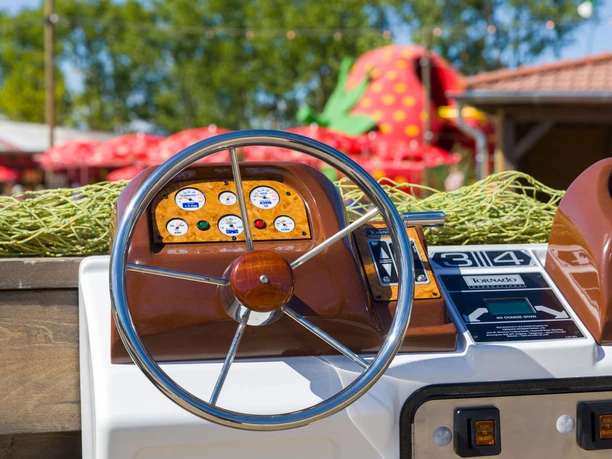Karls Erlebnisdorf Loxstedt S7951 (c) Helmut Gross_Erlebnis Bremerhaven_WEB.jpg Steuerrad für den ferngesteuerten Boot in Karls Erlebnisdorf