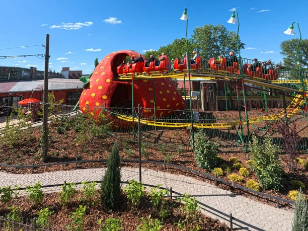 Karls Erlebnisdorf Loxstedt IMG_20250515_104357_282 (c) Helmut Gross_Erlebnis Bremerhaven_WEB.jpg Kinder-Erdbeer-Achterbahn in Karls Erlebnisdorf