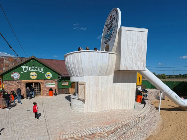 Karls Erlebnisdorf Loxstedt IMG_20250515_103035_278 (c) Helmut Gross_Erlebnis Bremerhaven_WEB.jpg Begehbare Kloschüssel in Karls Erlebnisdorf